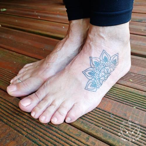 tattoo mandala handpoke