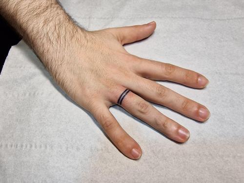 tatouage bague doigt handpoke